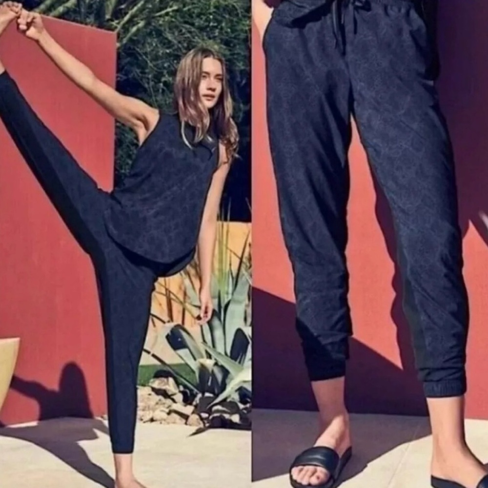 Athleta Brooklyn Joggers Size 6 Blue Black Snake Pattern